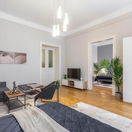 Spacious & Cozy Downtown Apartment With Balcony ブダペスト エクステリア 写真