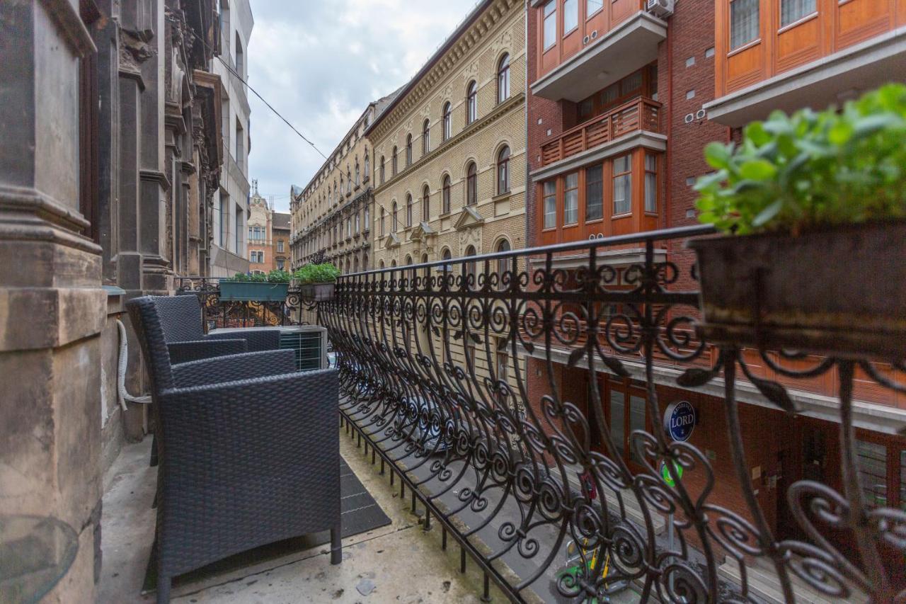 Spacious & Cozy Downtown Apartment With Balcony ブダペスト エクステリア 写真