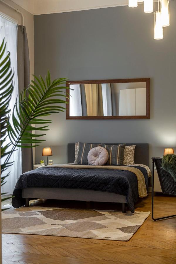 Spacious & Cozy Downtown Apartment With Balcony ブダペスト エクステリア 写真