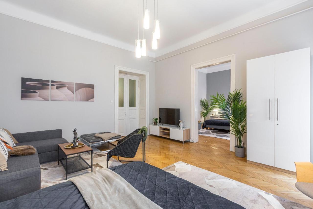 Spacious & Cozy Downtown Apartment With Balcony ブダペスト エクステリア 写真