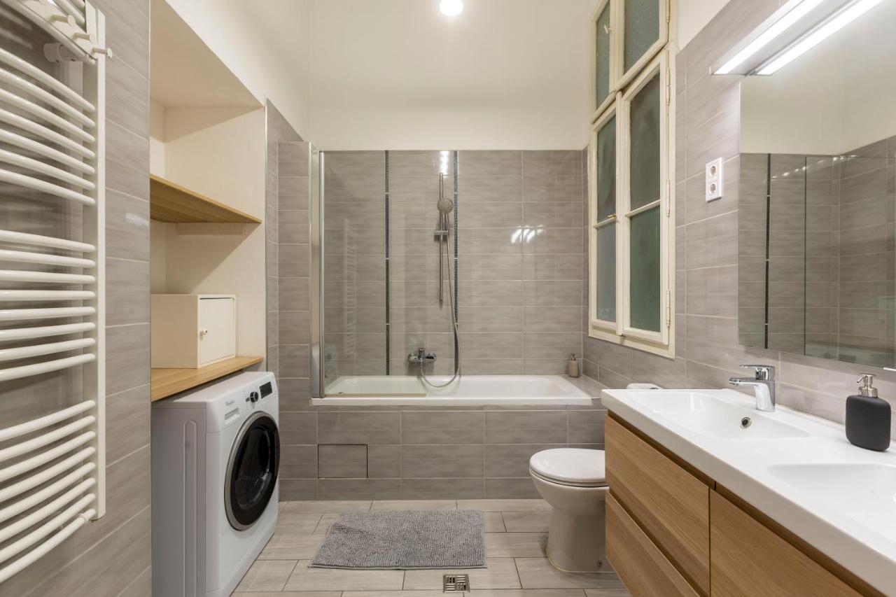 Spacious & Cozy Downtown Apartment With Balcony ブダペスト エクステリア 写真