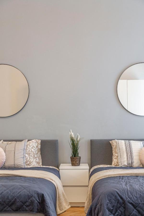 Spacious & Cozy Downtown Apartment With Balcony ブダペスト エクステリア 写真