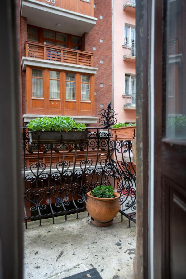 Spacious & Cozy Downtown Apartment With Balcony ブダペスト エクステリア 写真