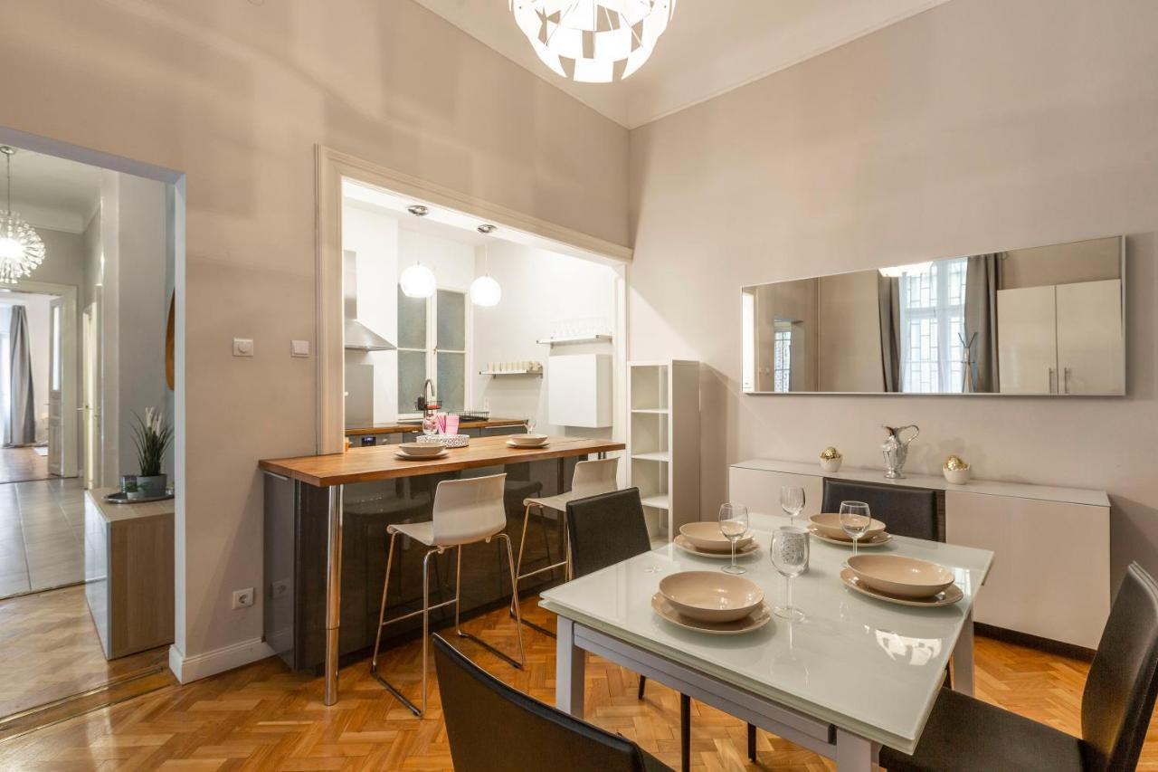 Spacious & Cozy Downtown Apartment With Balcony ブダペスト エクステリア 写真