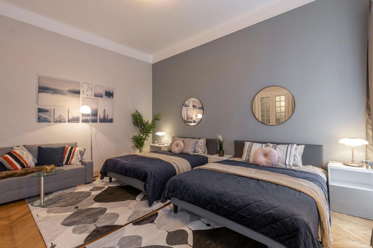 Spacious & Cozy Downtown Apartment With Balcony ブダペスト エクステリア 写真