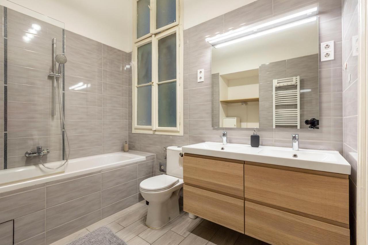 Spacious & Cozy Downtown Apartment With Balcony ブダペスト エクステリア 写真