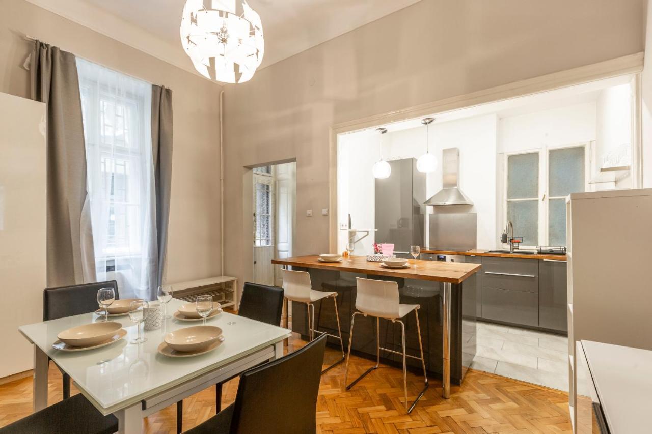 Spacious & Cozy Downtown Apartment With Balcony ブダペスト エクステリア 写真